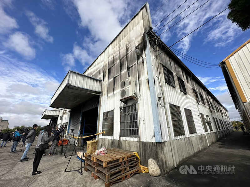 台中市豐原區東洲路一處倉庫29日晚間發生火警，造成4死2傷，初步了解，員工29日進行防滑塗漆作業，都發局30日開立違建通知書限令14天內拆除。中央社記者趙麗妍攝  111年12月30日