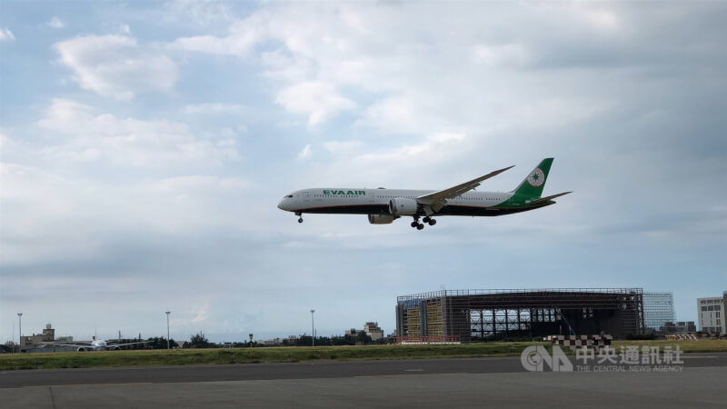 長榮航空日前一名外籍機師酒測未過，不惜延誤班機讓機師連測8次後放行執勤，機師工會批評犧牲飛安，長榮則說，此事件已內部檢討。（示意圖／中央社檔案照片）