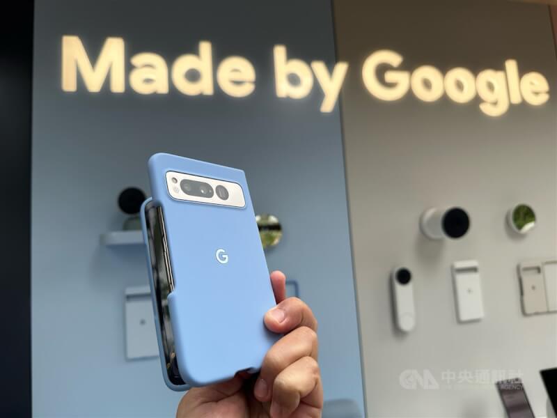 Google 10日在I/O開發者大會發表旗下首款折疊手機Pixel Fold，將Pixel產品生態系拓展到更多領域。中央社記者吳家豪舊金山攝 112年5月10日