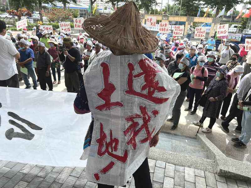 台東縣議會前26日聚齊大批人潮，逾百名農民到場舉標語、拉布條表訴求，希望議會協助轉達縣府等相關單位，盼能儘早重啟公地放領並解決原漢土地衝突問題。中央社記者盧太城台東攝  112年5月26日