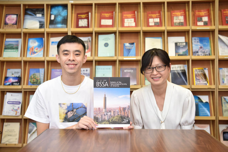 台灣師範大學博士生陳耀傑（左）在地球科學系教授陳卉瑄（右）帶領的研究團隊下，分析台北101大樓的連續振動紀錄，發現「人流」也會造成較大的振動幅度，研究成果登國際期刊「美國地震學會公報」封面。（台師大提供）中央社記者許秩維傳真  112年6月26日