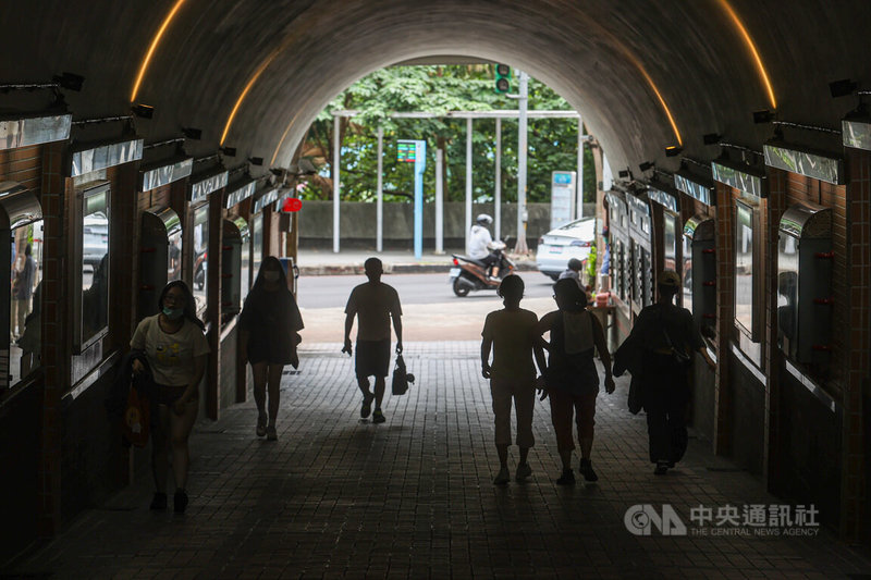 圖為台北市某私立大學大門口。（中央社檔案照片）