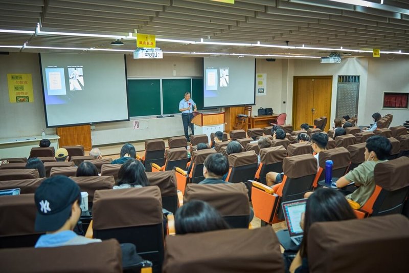 為促進跨領域學術交流、厚實跨域研究基礎，政治大學於112學年開設全新校選修課程「知識與實踐：政大傑出研究學者講座」，安排13名不同院系的傑出學者以科普方式分享研究成果，厚植學生研究能力。（政治大學提供）中央社記者許秩維傳真  112年10月2日