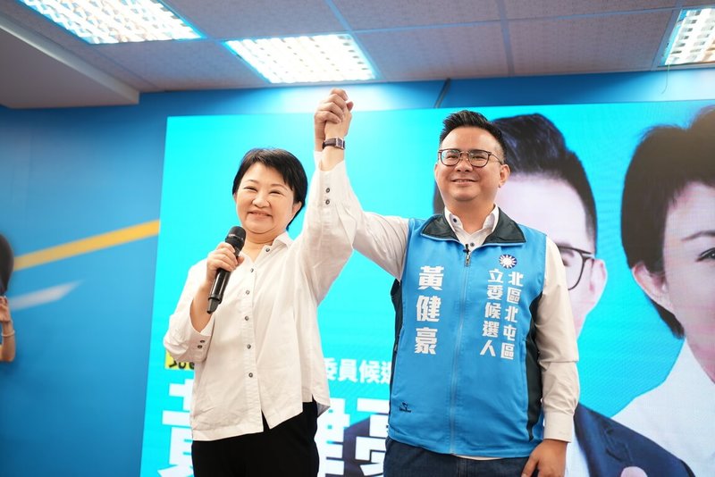 國民黨台中第5選區立委參選人黃健豪（右）競選總部12日揭牌，市長盧秀燕（左）現身站台，盼黃健豪為台中爭取經費、拚經濟，並為民眾需求發聲。（黃健豪競總提供）中央社記者趙麗妍傳真  112年11月12日