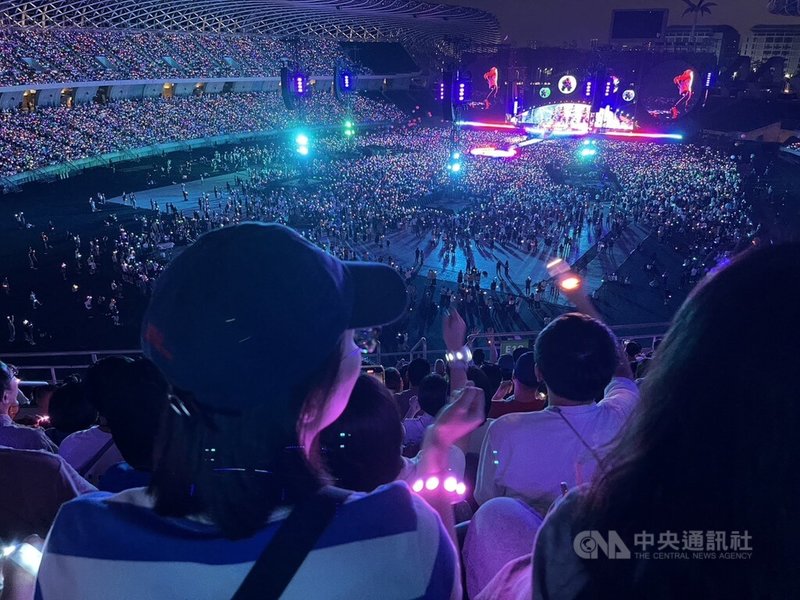 英國搖滾天團Coldplay酷玩樂團11、12日連2天嗨唱高雄世運主場館，高雄市政府統計2日世運主場館共湧入超過17萬人。中央社記者林巧璉攝 112年11月13日