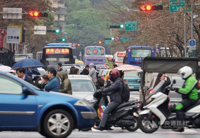 圖為內湖瑞光路上班車潮。（中央社檔案照片）