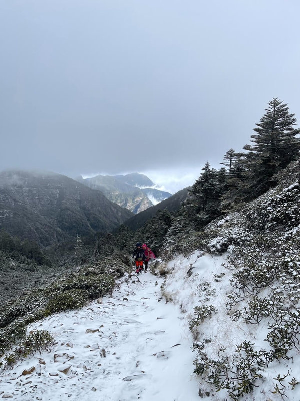 雪霸國家公園管理處24日表示，雪山地區前兩天降雪，圈谷一帶積雪約達10公分，上午過後隨著天氣轉晴，積雪可能逐漸變成硬冰，提醒山友注意安全。（李鳳卉提供）中央社記者魯鋼駿傳真  112年12月24日