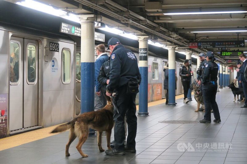 紐約地鐵近期暴力犯罪頻傳，州與市政府加派軍警維護安全，以期挽回乘客信心。圖為紐約市員警在月台巡邏。中央社記者尹俊傑紐約攝 113年3月27日