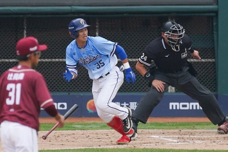 中職富邦悍將隊野手王正棠（藍衣）中職生涯迎來第7年，目前28歲的他17日受訪時提到，看著年輕球員的拚勁，就想起自己剛進職棒的感覺，也希望年輕世代能好好珍惜。圖為王正棠113年4月14日出賽畫面。（富邦悍將提供）中央社記者謝靜雯傳真  113年4月17日