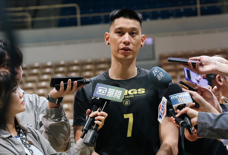 台灣職籃聯盟P.LEAGUE+ 新北國王隊前進季後賽，國王陣中擁有NBA、CBA季後賽經驗的林書豪（中）22日表示，由於PLG僅6隊，季後賽有點像例行賽，期待未來能有更多球隊。（新北國王提供）中央社記者黃巧雯傳真  113年5月22日