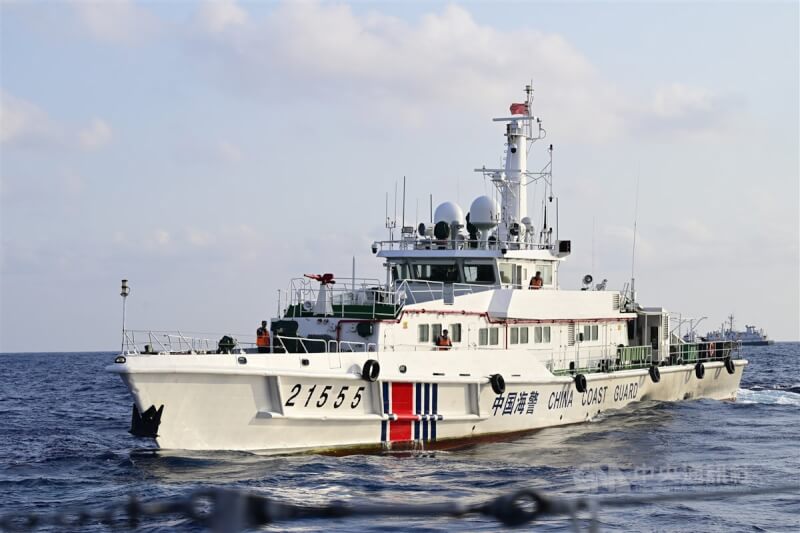 菲律賓3月23日赴南海補給時，中國海警船緊跟在旁。（中央社檔案照片）
