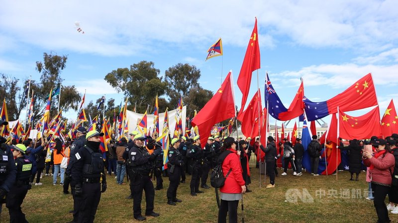 中國國務院總理李強訪問澳洲，抗議團體及歡迎民眾聚集坎培拉國會大樓前，澳洲警方形成人牆隔絕兩方。中央社記者楊淳卉坎培拉攝 113年6月17日