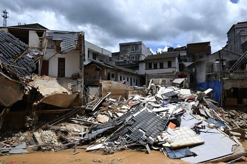 中國廣東省梅州市平遠縣16日降下超級暴雨引發山崩、洪水與土石流，災情慘重。截至21日下午3時已造成38人死亡、2人失聯，5萬5388人受災。圖為20日，洪水退去後，平遠縣泗水鎮多處房屋嚴重受損。（中新社提供）中央社 113年6月21日