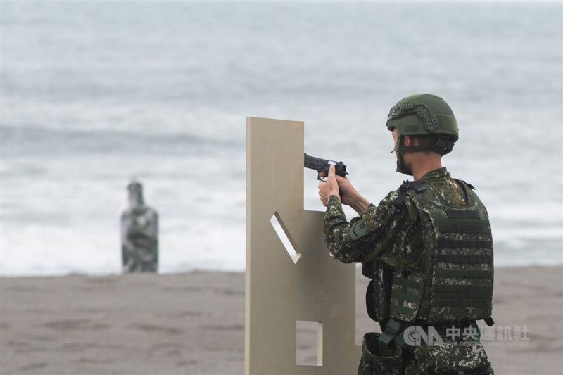 軍方人士證實，近期已依照專長將T75K3手槍，納入1年期義務役男建制武器，圖為18日在林口中福海灘射擊手槍的義務役二兵。中央社記者游凱翔攝 113年6月23日