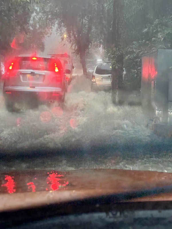 新北市2日下午一度大雨滂沱，新店區長陳怡君指出，因強降雨造成永業路道路積水，已派清潔隊等人員前往處理，目前積水已退，仍提醒民眾行車注意安全。圖為大雨當下積水情形。（民眾提供）中央社記者楊侃儒傳真  113年7月2日