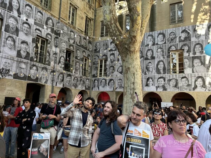 30年前駐法國台灣文化中心成立，台灣藝術團隊頭一次出現在全球年度盛會。今年擔任外亞首屆主題國，將台灣民眾的臉貼滿藝術村牆面，讓世界看見台灣是科技島，也是藝術島，更是幸福之島。中央社記者曾婷瑄亞維儂攝 113年7月5日