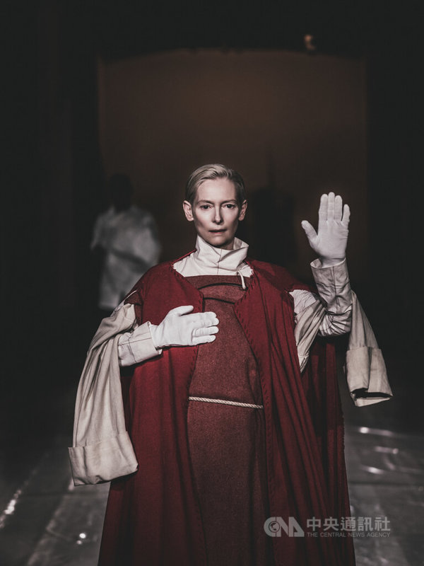 英國演員蒂妲史雲頓（Tilda Swinton）在「親愛的帕索里尼」作品中，穿著電影「馬太福音」中角色希律底服裝。（台北表演藝術中心提供、攝影Ruediger Glatz）中央社記者葉冠吟傳真  113年7月5日