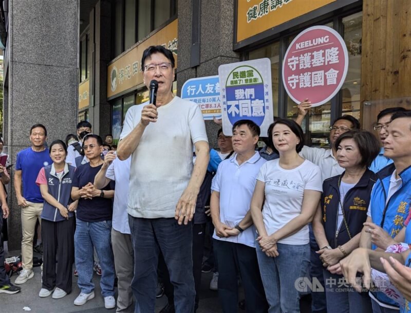 民團發起罷免基隆市長謝國樑，日前已送交第2階段連署書，「戰鬥藍」發起人趙少康（前）等人7日上午前往基隆市信義市場，站上「肥皂箱」宣講，力挺謝國樑。中央社記者王朝鈺攝 113年7月7日