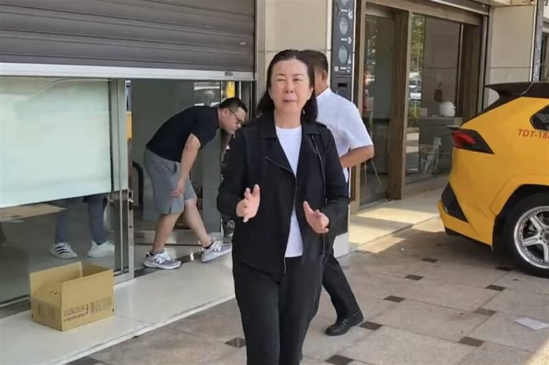 南市區漁會理事長林士傑8日清晨遭槍擊身亡，台南市議長邱莉莉（前）下午前往林家慰問致意，面對媒體詢問僅低調表示，林士傑是很單純的人，沒有多發表其他意見。（讀者提供）中央社記者楊思瑞台南傳真 113年7月8日