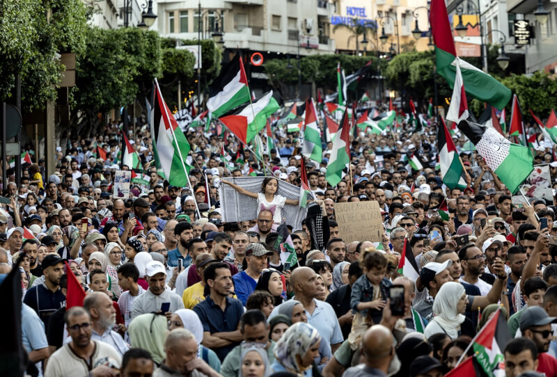 數千名摩洛哥人7日在北部城市丹吉爾展開示威遊行，表達對巴勒斯坦人民的支持。（法新社）