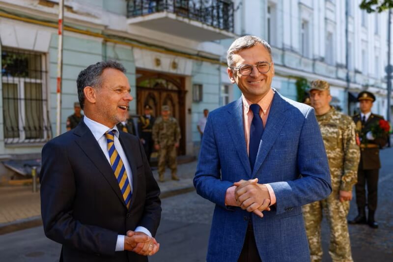 荷蘭新外交部長維爾德坎普（前左）週末訪問基輔。（路透社）