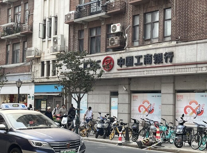 中國工商銀行、中國農業銀行、中國銀行、中國建設銀行、交通銀行、中國郵政儲蓄銀行等中國6大國有銀行25日宣布，下調人民幣存款掛牌利率。圖為位於上海的中國工商銀行分行。中央社記者李雅雯上海攝  113年7月25日