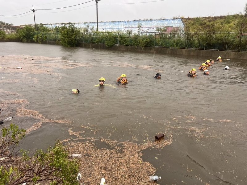 雲林縣水林鄉西塭底抽水站附近大排26日中午發生10歲男童落水失蹤事件，消防隊及水上救生協會出動20多人搜救未果，27日將繼續搜救。（民眾提供）中央社記者蔡智明傳真  113年7月26日