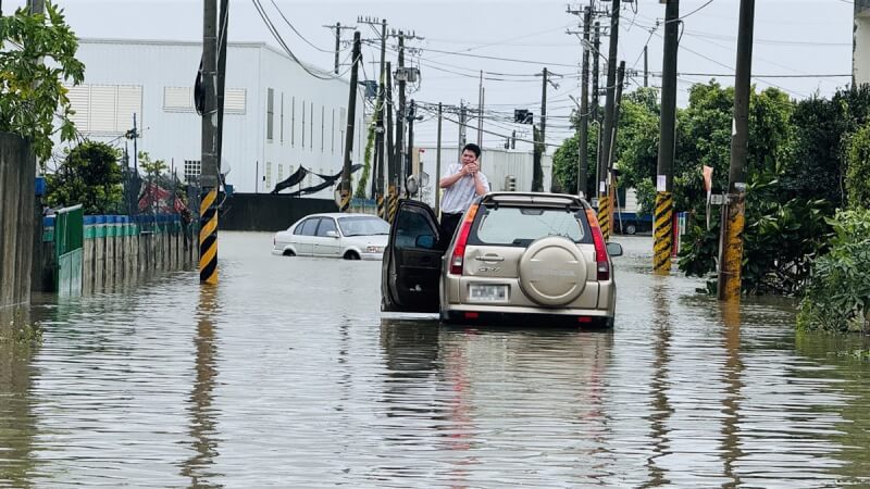 受颱風凱米外圍環流及西南風影響，南彰化地區26日多處積淹水，彰化芳苑文津村有車輛卡在水中動彈不得。（芳苑鄉公所提供）