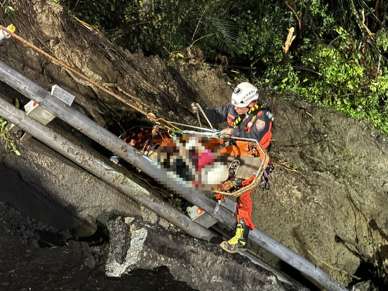 一輛轎車26日晚間行駛台9線蘇花公路，在封閉時段竟擅自打開設在南澳段管制柵門進入，繞過施工車輛後在116.8公里處不慎墜落邊坡，消防獲報到場以吊掛方式陸續救起4人送醫。（讀者提供）中央社記者王朝鈺傳真  113年7月27日