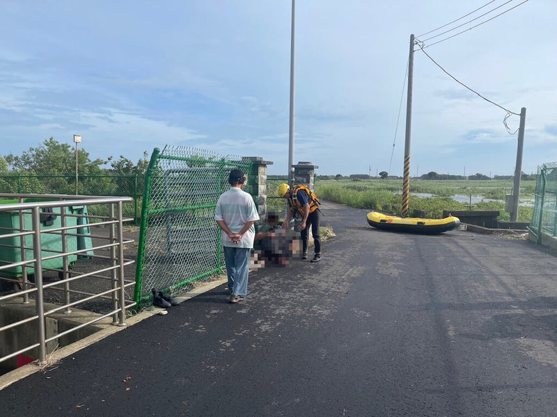 雲林縣水林鄉西塭底抽水站附近大排26日發生10歲男童落水失蹤事件，消防人員展開搜救，27日上午發現男童時已明顯死亡，後續由員警及家屬處理。（雲林縣消防局提供）中央社記者黃國芳傳真  113年7月27日