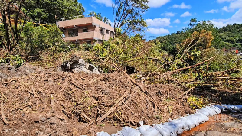 颱風「山陀兒」日前襲台造成基隆市月眉路土石流，土石覆蓋道路導致交通受阻，居民盼市府盡快搶通，讓車輛得以通行。中央社記者王朝鈺攝  113年10月16日