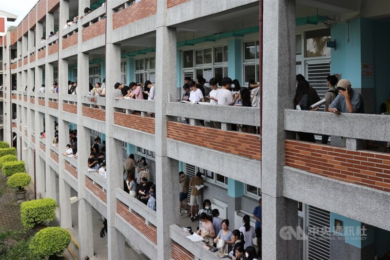 圖為113學年分科測驗台北市建國高中考場，考生在考試前最後複習。（中央社檔案照片）