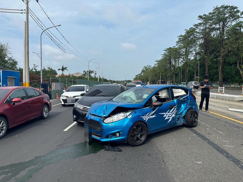 李姓男子13日開車沿高雄市左營區翠華路由北向南行駛，變換車道時與後方車輛發生碰撞，李男車輛再向前追撞2部車，造成4車受損、4人輕傷。（高雄市警察局左營分局提供）中央社記者張已亷傳真  113年11月13日