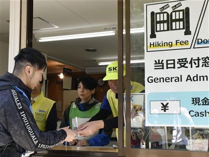 日本富士山登山季開始 通行費2000日圓、單日限4000人措施上路