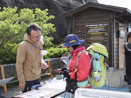 富士山脫序行為頻傳 山梨縣知事：考慮禁止輕裝登山