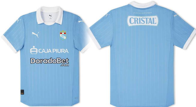 La camiseta de Sporting Cristal presenta rayas en una tonalidad celeste más clara.