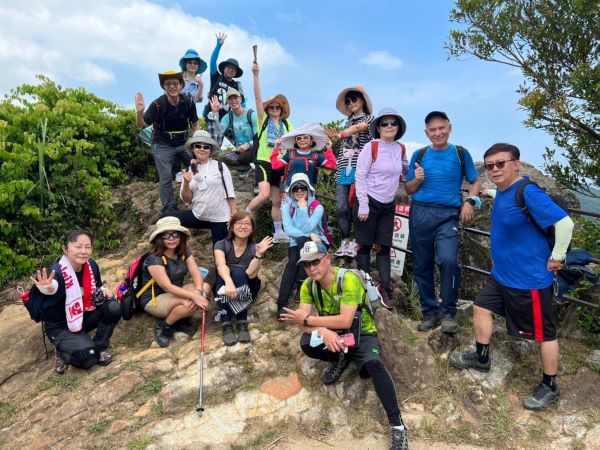 國小同學睽違38年重逢，每月爬2次郊山當同學會！半百小山混搭團：人生下半場一起走，直到不能走為止