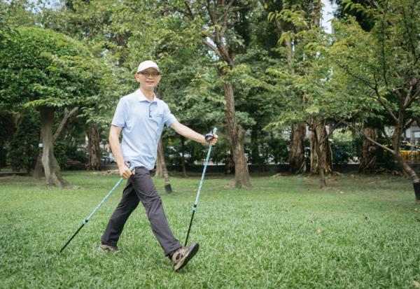 55歲離開保險業主管職，成為北歐式健走教練！林士聘：想清楚自己要什麼、願意付出什麼，從興趣找到商業模式