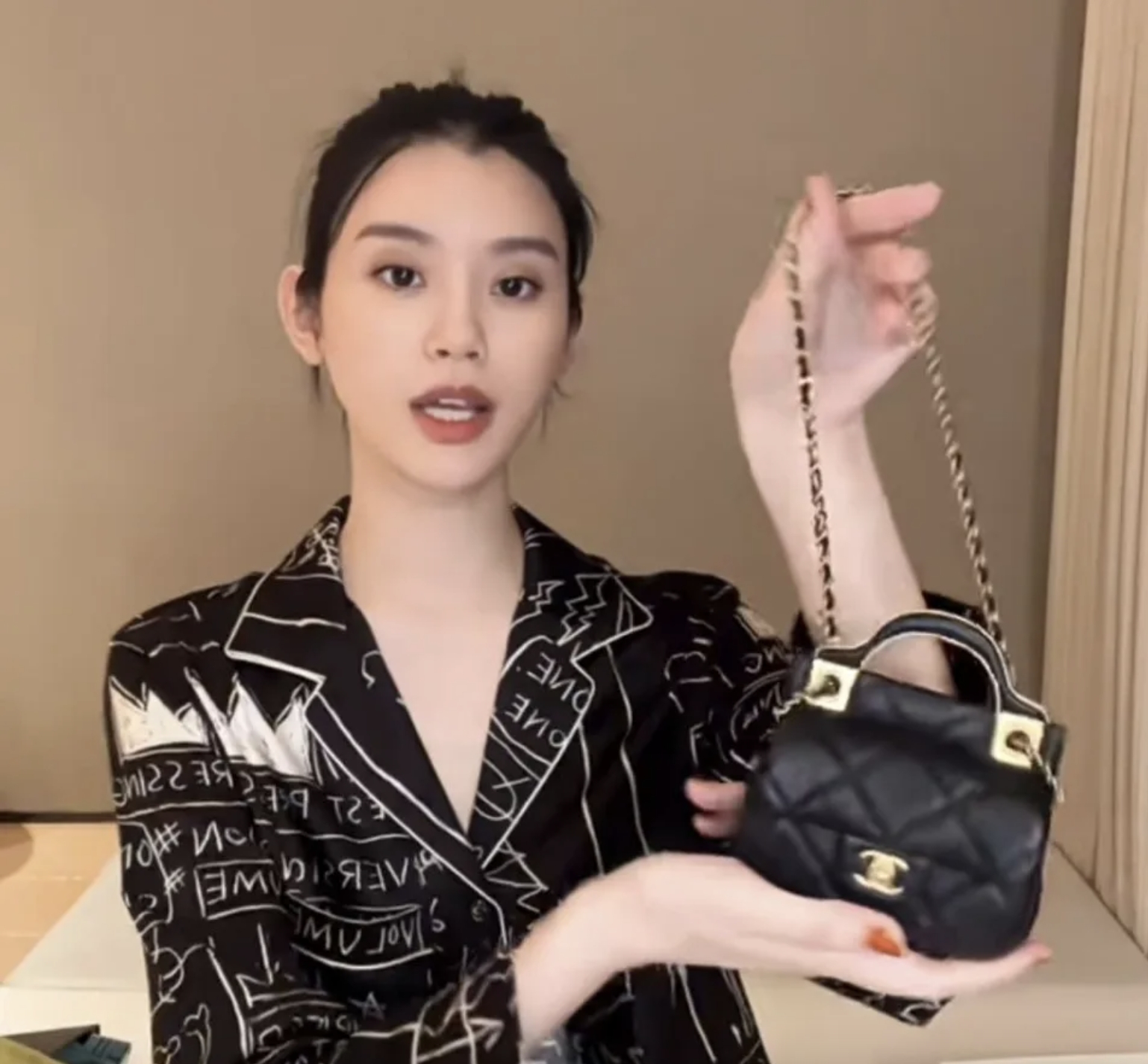 賭王新抱奚夢瑤迷你手袋大曬冷！7款母女名牌手袋小廢包：Hermès、Chanel