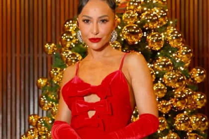 Sabrina Sato exibe look de Natal