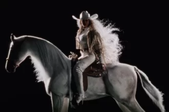 Beyoncé em cima de um cavalo branco