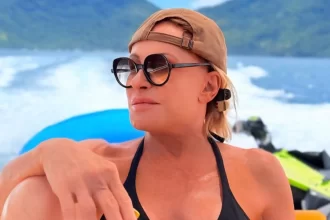 Ana Maria Braga curtindo fim de ano em praia