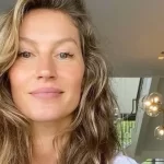 Gisele Bündchen é fotografada exibindo barrigão em praia na Costa Rica