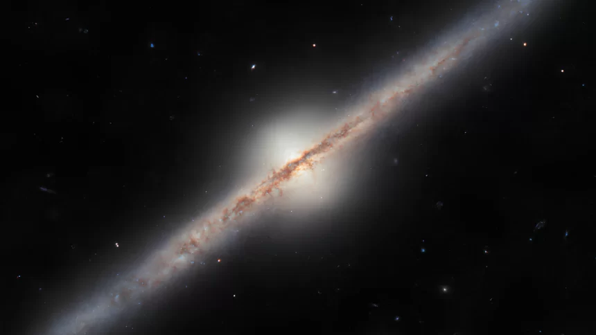 Hubble registra galáxia espiral rara em foto de tirar o fôlego