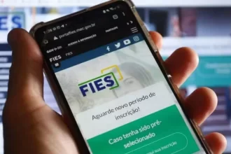 Foto demonstrando o uso do aplicativo oficial do Fies, onde os interessados poderam se inscrever para as novas vagas quando abrirem