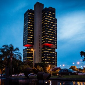 Foto da sede do Banco Central, em Brasília (DF). A matéria detalha revisões da taxa Selic, de juros básicos, em 2025.