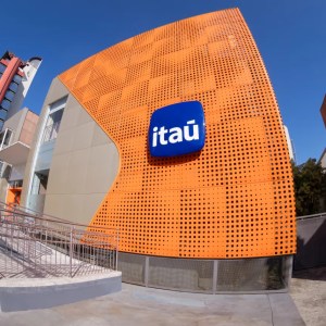 Foto da fachada de uma das agências do Itaú Unibanco.