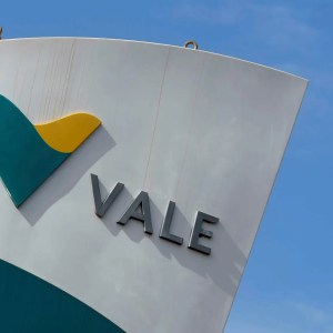 Foto de um prédio da mineradora Vale, com o logo da empresa. As ações da Vale (VALE3) fecharam em alta no Ibovespa em 27/08/2024.