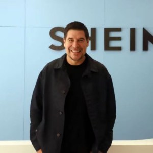 Imagem de Marcelo Claure com logo da Shein ao fundo