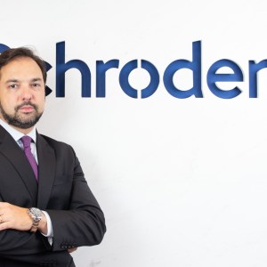 Foto de Daniel Celano, diretor da Schroders no Brasil. Ele é homem, branco, de barba e cabeo castanho, e falou sobre a entrada de Gabriel Galípolo na presidência do Banco Central